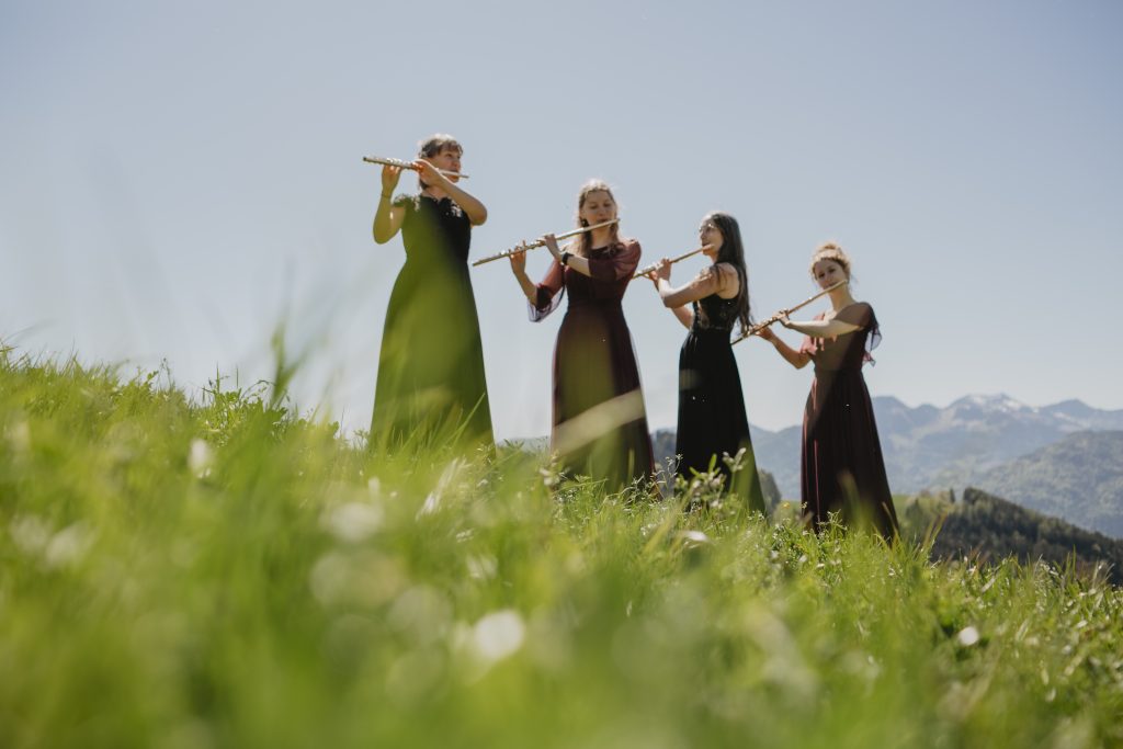 Quattro musiciste si esibiscono sui prati alpini di Erl durante KulturNaturKlassik