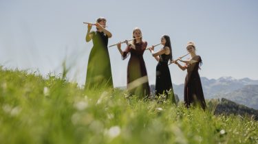 Quattro musiciste si esibiscono sui prati alpini di Erl durante KulturNaturKlassik