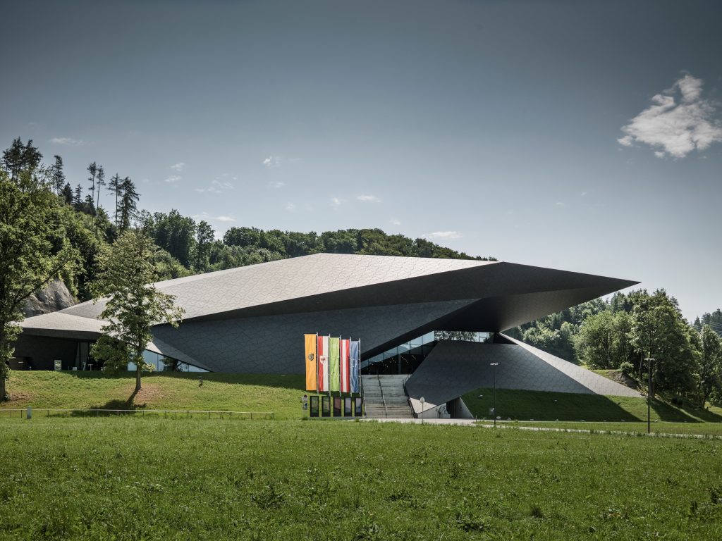 Veduta del moderno Festspielhaus Erl immerso nel paesaggio alpino del Kufsteinerland.
