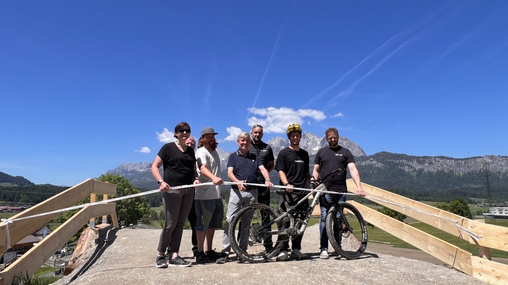 v. l.: Martina Foidl (GF TVB), dahinter: Georg Salvenmoser (Black Sheep), Christian Eder (Shaper OD Trails), Hans Schweigkofler (Bürgermeister Oberndorf), Michael Gritsch (GF Bergbahn), Philipp Gatterer, Patrick Unterberger (Sport Patrick);