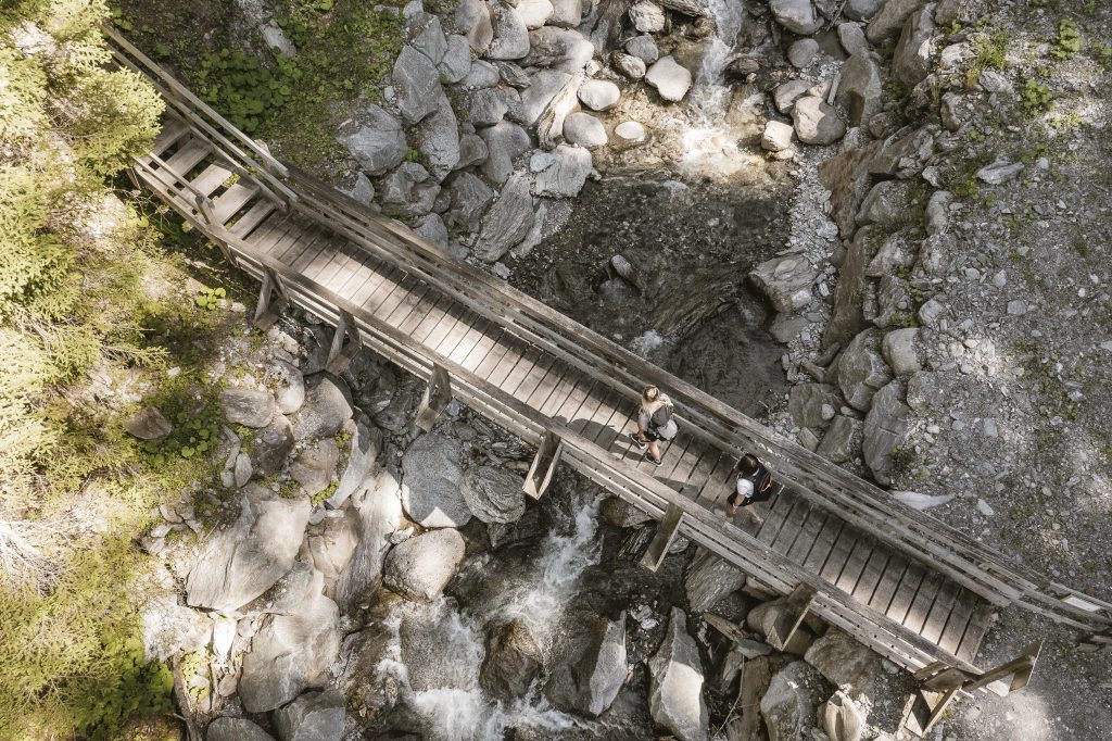 Neun Brücken führen durch die beeindruckende Schlucht und eröffnen immer neue Perspektiven auf das wilde Naturspiel.