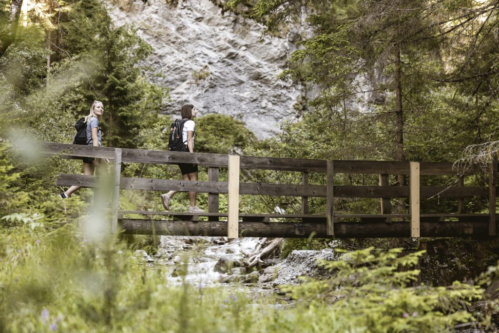 Ein eindrucksvolles Zusammenspiel aus wildem Wasser und steiler Berglandschaft.