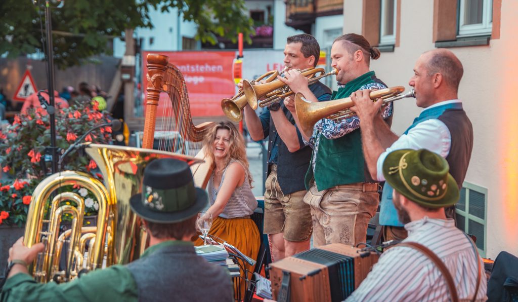 Zum Auftakt und zum Abschluss findet das große Volksmusik-Spezial "Aufgspuit in St. Johann" statt.