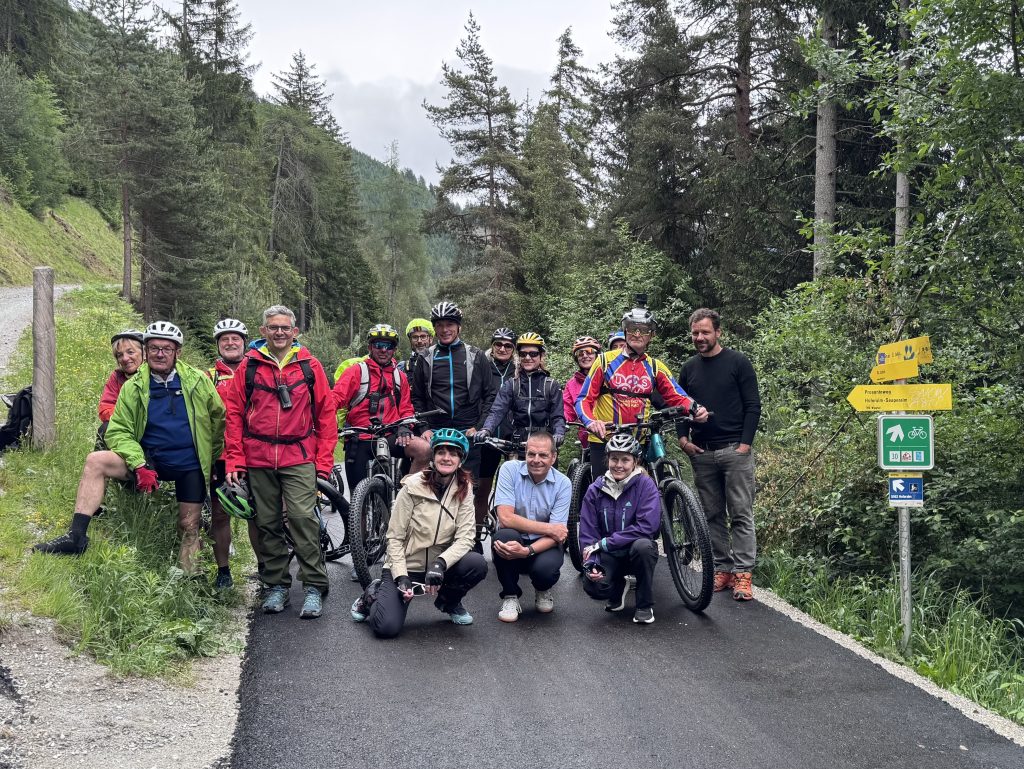 Die Delegation bei der Erstbefahrung des neu asphaltierten Radwegabschnitts zwischen Steinach und Stafflach im Wipptal.