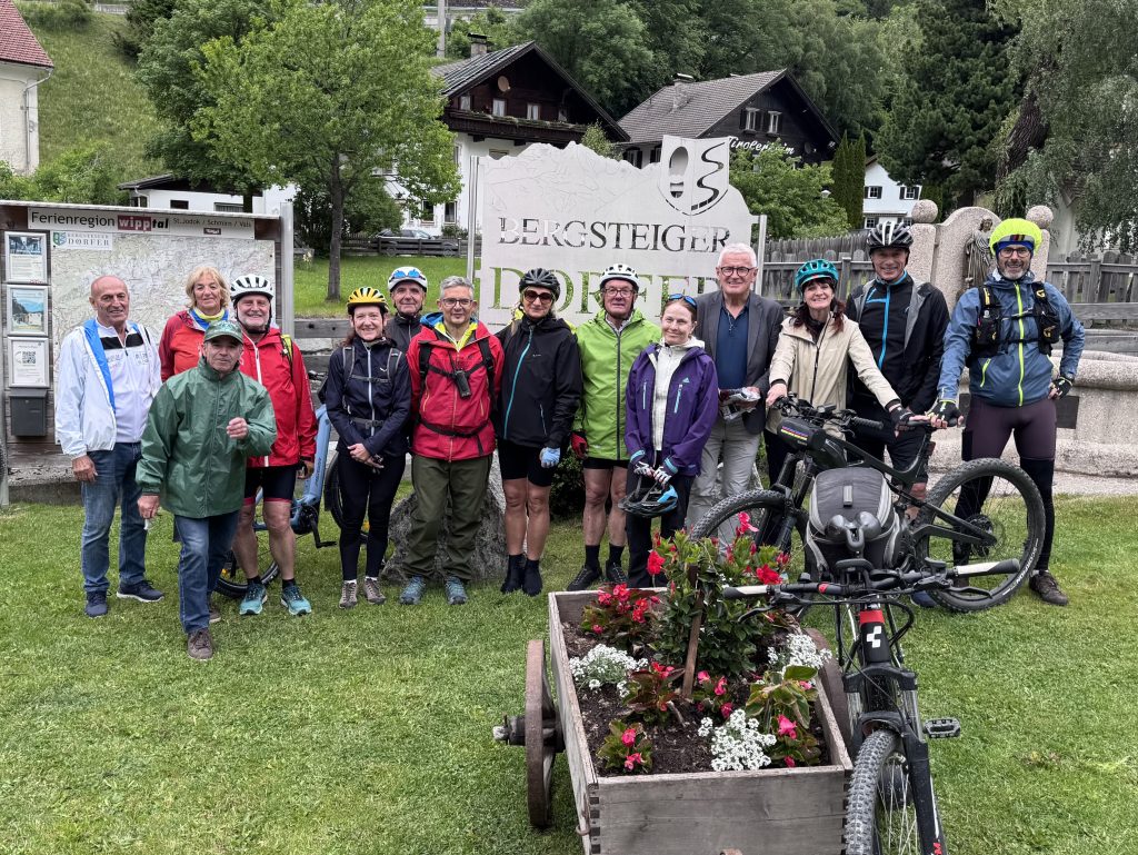 Vertreterinnen und Vertreter aus der Lombardei, Südtirol und dem Wipptal beim gemeinsamen Halt in der Ferienregion Wipptal.