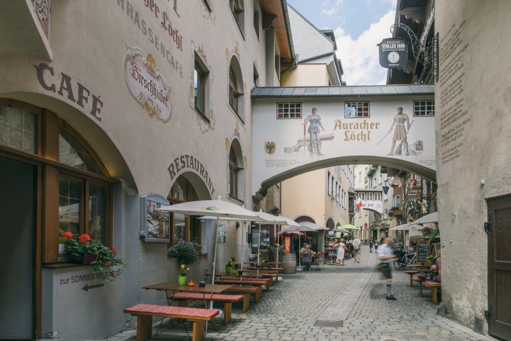 Vista della storica Römerhofgasse di Kufstein con l’Auracher Löchl e le sue facciate tradizionali.