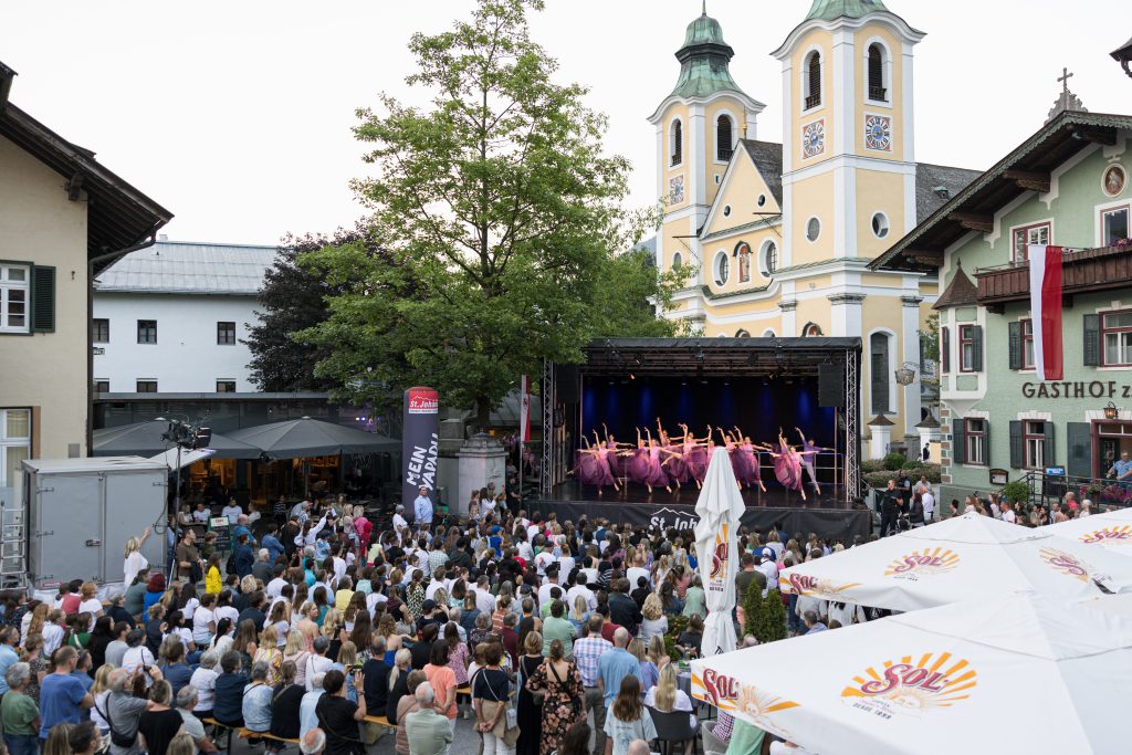 Tanzauftritt am St. Johanner Hauptplatz