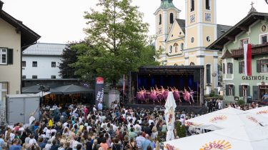 Tanzvorführungen der "Stars of Tomorrow" am Hauptplatz