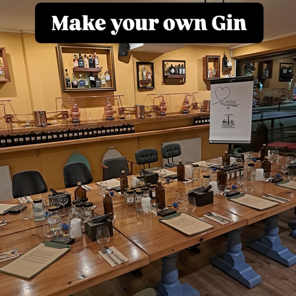 Interno del Tapas Atelier di Kufstein con tavoli apparecchiati e un ambiente dedicato al mondo del gin e della gastronomia creativa.