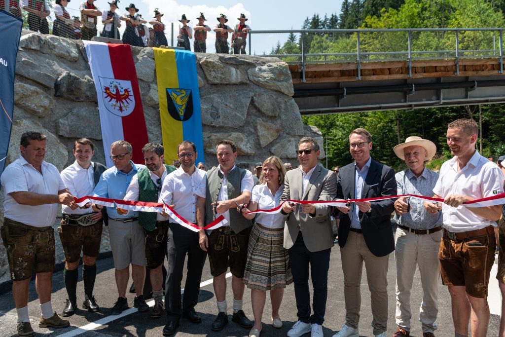 Der symbolische Bandschnitt markierte die offizielle Eröffnung des neuen Rad- und Gehwegs in der Wildschönau.
