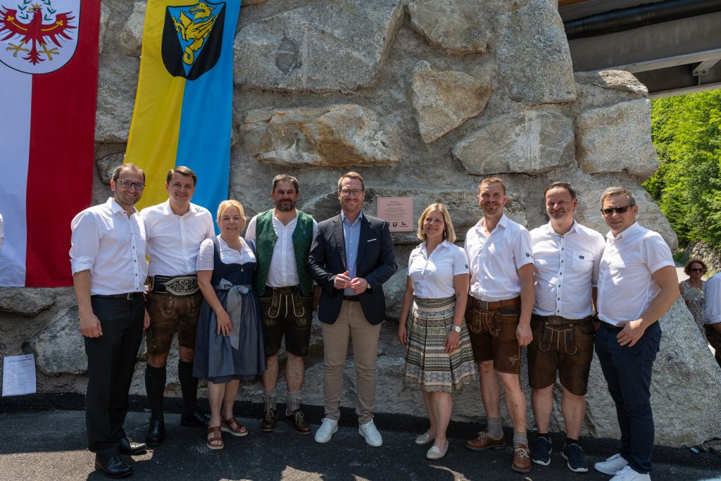 Vertreter aus Politik und Tourismus beim offiziellen Eröffnungstermin des neuen Rad- und Gehwegs.