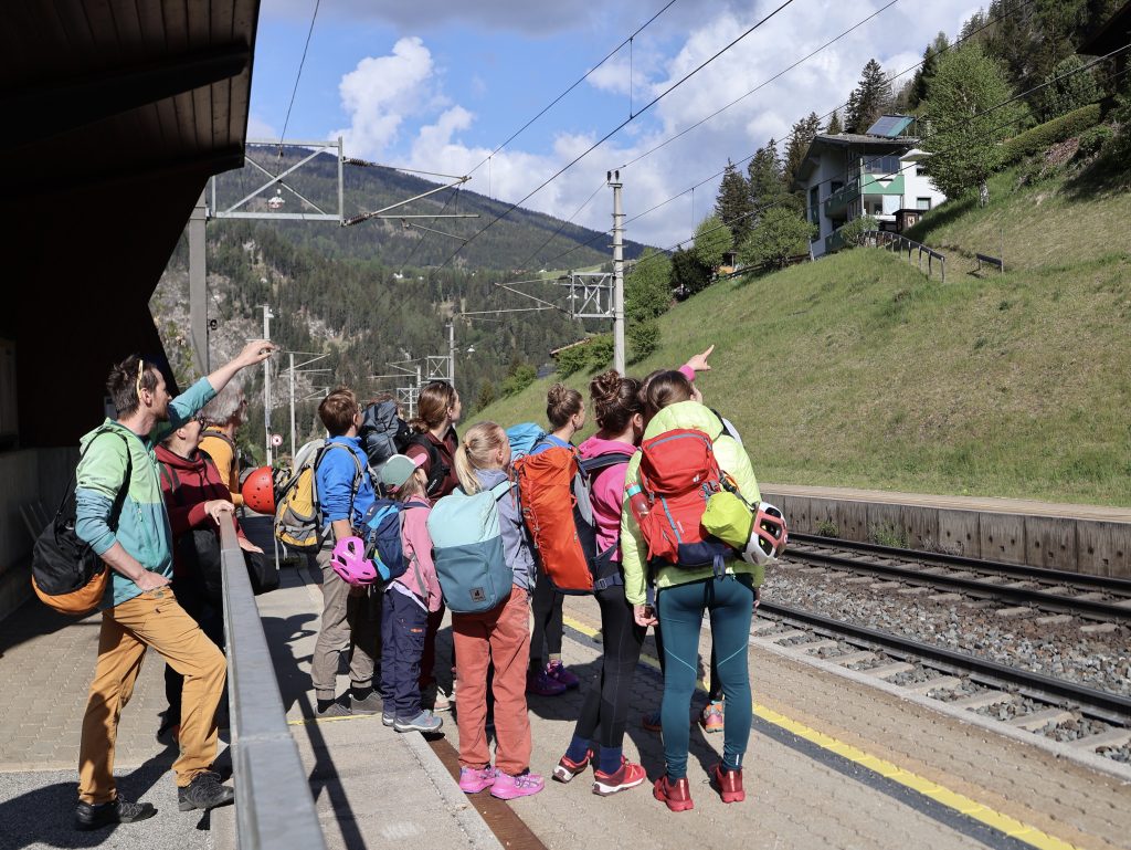 Klettergruppe am Bahnhof St. Jodok: Von hier führt der kurze Zustieg direkt zur Stafflacher Wand – bequem und klimafreundlich mit der Bahn erreichbar.