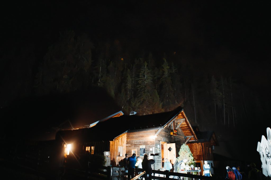 1. Labestation "Karröster Alm" bei Einbruch der Nacht