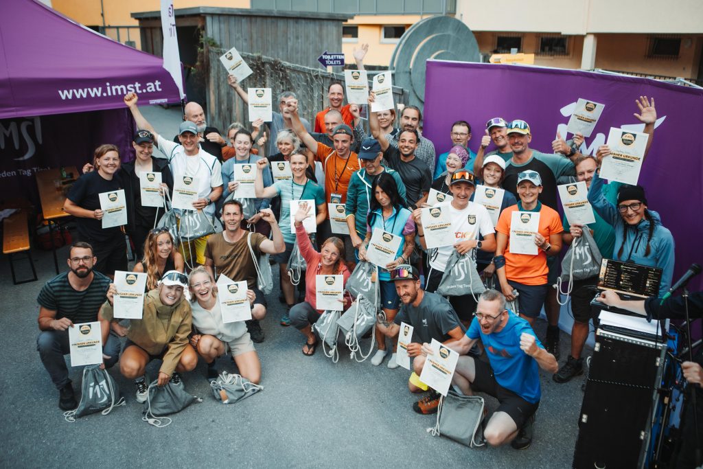Die Teilnehmer*innen der 24H Wander Challenge mit ihren Urkunden