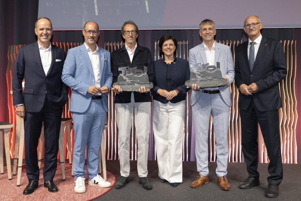 Tirols Landeshauptmann Anton Mattle (r.), Tourismuslandesrat Mario Gerber (2.v.l.), Tirol Werbung-Geschäftsführerin Karin Seiler (3.v.r.) und Markus Hildmann von der Hypo Tirol Bank (l.) gratulierten Franz Tschiderer (3.v.l) zum Tirol Touristica fürs Lebenswerk sowie Swarovski Kristallwelten-Geschäftsführer Stefan Isser (2.v.r.) zum erstmals verliehenen Tirol Touristica-Jubiläumspreis.