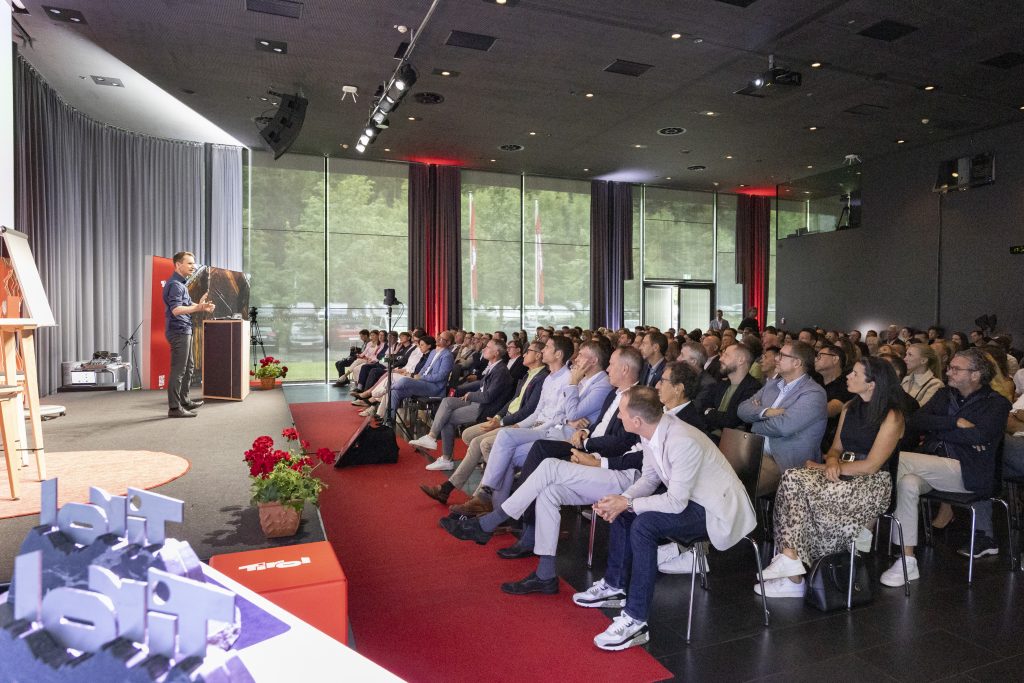 Der Congresspark Igls war wieder bis auf den letzten Platz gefüllt: Rund 400 Gäste kamen zum Tiroler Tourismusforum und hörten unter anderem die Keynoterede von Neurowissenschaftler Henning Beck.