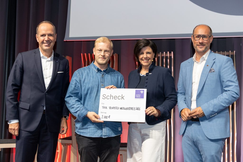 Johann Leopold Bahr überzeugte mit seiner Konzeptidee Dark Sky Tirol und erhielt dafür den Tirol Touristica-Nachwuchspreis, einen Scheck der Hypo Tirol Bank in Höhe von 2000 Euro. Tourismuslandesrat Mario Gerber (r.), Tirol Werbung-Geschäftsführerin Karin Seiler sowie Markus Hildmann von der Hypo Tirol Bank (l.) gratulierten.