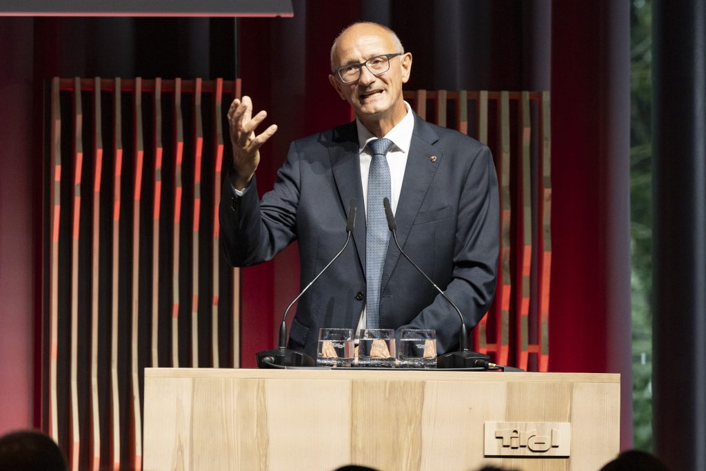 Landeshauptmann Anton Mattle unterstrich in seinen Begrüßungsworten die große Bedeutung des Tourismus für das Land Tirol.