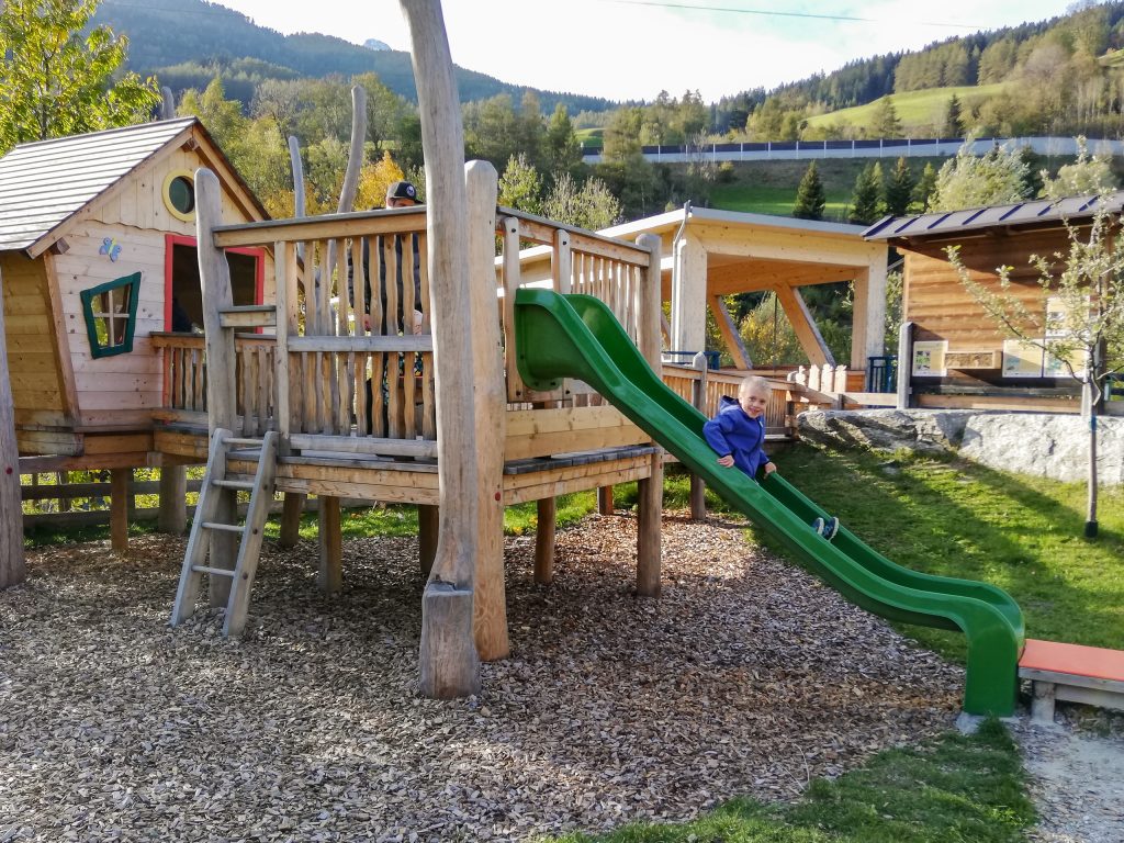 Der barrierefreie Themenspielplatz in Statz bei Matrei lädt Kinder mit und ohne Beeinträchtigung zum gemeinsamen Spielen und Entdecken ein.