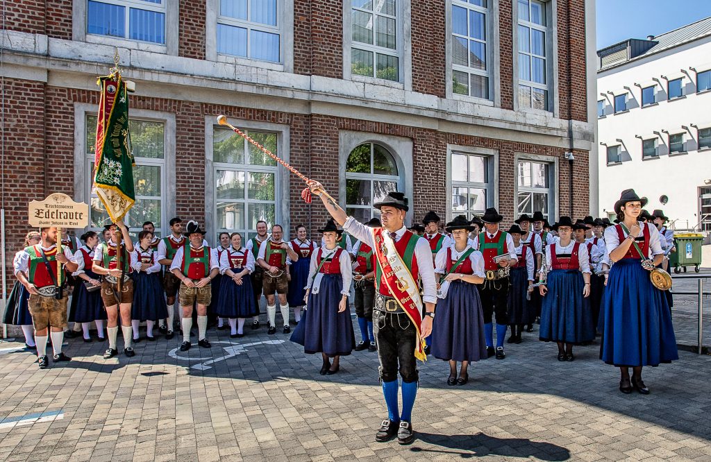 Der Tourismusverband, die Bundesmusikkapelle Oberndorf, "Die Schlossberger" sowie der Trachtenverein Edelraute reisten nach Belgien zum Tirolerfest. 
