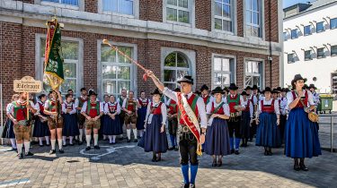 Gemeinsam mit Mitarbeiterinnen des Tourismusverbandes machten sich Ende Juli nicht nur die Bundesmusikkapelle Oberndorf, der Trachtenverein sowie &bdquo;Die Schlossberger&ldquo; auf den Weg zum Tirolerfest nach Eupen in Belgien. Auch mehrere Ehreng&auml;ste, darunter Oberndorfs B&uuml;rgermeister Hans Schweigkofler sowie Gemeinder&auml;te aus Oberndorf und St. Johann, lie&szlig;en sich die Einladung nicht entgehen. Den Auftakt in Belgien bildete am Freitagabend der Aufmarsch der Musikkapelle Oberndorf und des Trachtenvereins Edelraute auf dem Frankendelle-Platz, gefolgt von der offiziellen Er&ouml;ffnung und einer Afterwork-Party mit &bdquo;Die Schlossberger&ldquo;. Am Samstag stand der offizielle Teil im Mittelpunkt: Die Tiroler besuchten das Parlament der Deutschsprachigen Gemeinschaft Belgiens und wurden dort von Parlamentspr&auml;sidentin und Schirmherrin des diesj&auml;hrigen Tirolerfestes, Patricia Creutz-Vilvoye, empfangen. Anschlie&szlig;end folgte ein Empfang im Rathaus, bei dem die G&auml;ste aus Tirol vom B&uuml;rgermeister der Stadt Eupen, Thomas Lennertz, begr&uuml;&szlig;t wurden. Am Abend er&ouml;ffnete die Musikkapelle Oberndorf gemeinsam mit dem Trachtenverein den Heimatabend in der Eastbelgica Eventlocation. Der H&ouml;hepunkt des Abends war der Auftritt von Stargast Marc Pircher, bevor &bdquo;Die Schlossberger&ldquo; die Nacht musikalisch ausklingen lie&szlig;en. Am Sonntag wurde die Heilige Messe in der St.-Nikolaus-Pfarrkirche musikalisch von der Musikkapelle Oberndorf und dem Trachtenverein Edelraute mitgestaltet, gefolgt von einem Umzug durch die Stadt. Den Abschluss bildeten weitere Auftritte in der Eastbelgica Eventlocation, bevor sich die Tiroler G&auml;ste am Nachmittag auf die Heimreise machten. W&auml;hrend dem ganzen Wochenende fand eine breite mediale Berichterstattung &uuml;ber das Tirolerfest in den belgischen Medien statt. Neben Radio&uuml;bertragungen und Fernsehberichten boten auch Interviews die M&ouml;glichkeit, die Region St. Johann in Tirol der belgischen Bev&ouml;lkerung n&auml;herzubringen und Lust auf Urlaub in Tirol zu verbreiten. Das Tirolerfest, das seit vielen Jahren vom Verein L.O.V.O.S. organisiert wird, zeigte einmal mehr, wie lebendig die Verbindung zwischen Ostbelgien und Tirol ist: getragen von Musik und Brauchtum. Die Verantwortlichen des Tourismusverbandes freuen sich schon jetzt auf den Gegenbesuch einer belgischen Delegation im September.