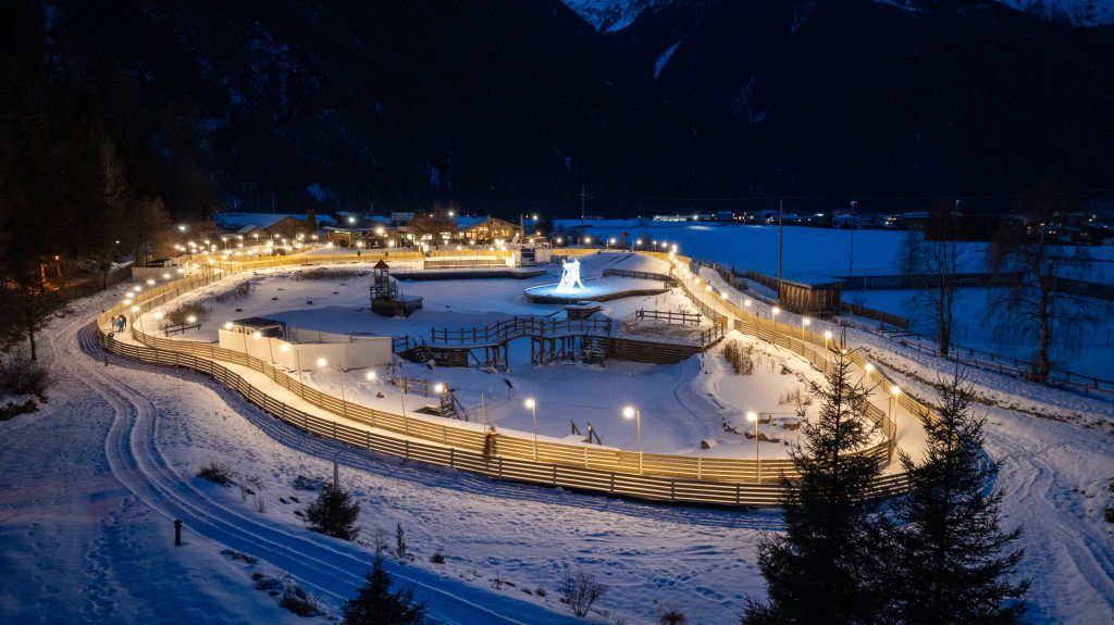 Abends zeigt sich der neue Ice Park Umhausen besonders stimmungsvoll
