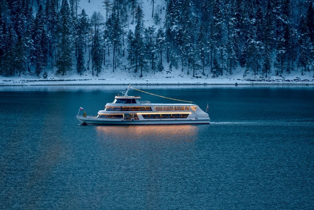 Die Weihnachtslinie der Achenseeschifffahrt verbindet Pertisau mit der Anlegestelle Scholastika in Achenkirch und bringt ihre Fahrgäste auf dem Wasserweg von einer Weihnachtswelt zur nächsten.