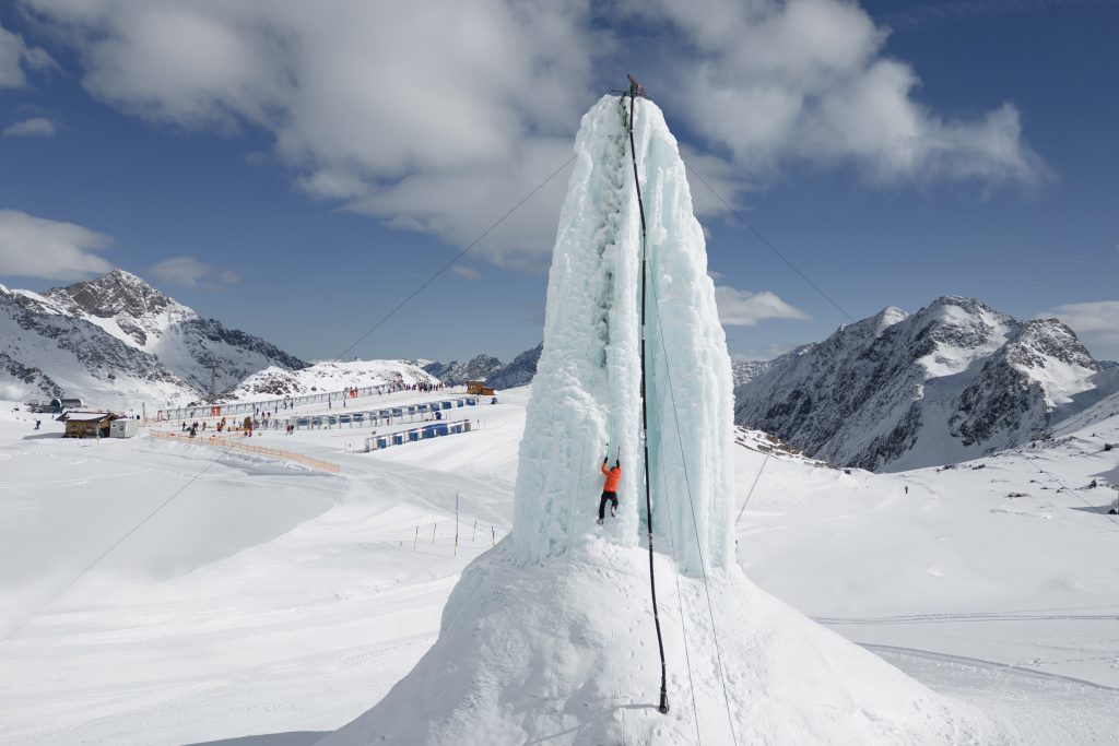 Eisklettern am 20 Meter hohen Eiskletterturm am Stubaier Gletscher