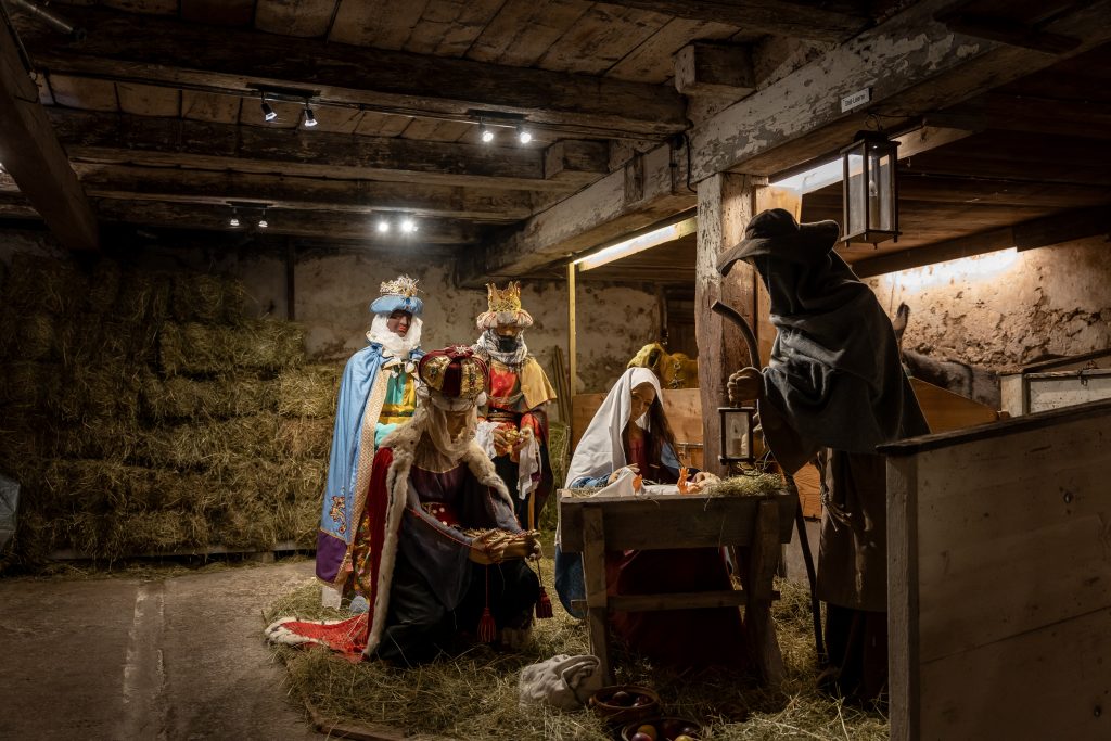 Eine besondere Attraktion der Tiroler Bergweihnacht im Heimatmuseum Sixenhof in Achenkirch ist die Darstellung der Weihnachtsgeschichte mit lebensgroßen Figuren und echten Tieren im jahrhundertealten Stall.