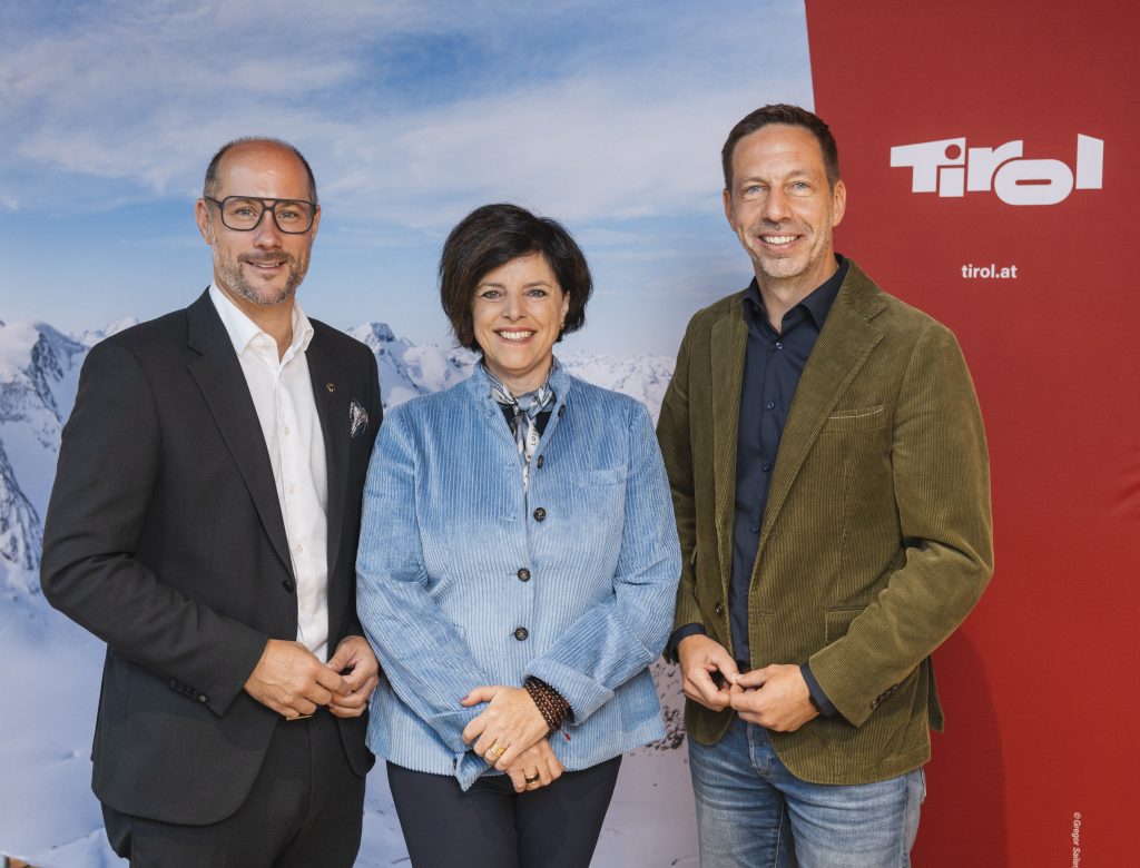 Zogen Bilanz über den aktuellen Sommer und blickten auf die kommende Wintersaison: Tourismuslandesrat Mario Gerber, Geschäftsführerin der Tirol Werbung Karin Seiler und Vorstandsmitglied Verband der Tiroler Tourismusverbände Adrian Siller (v.l.).